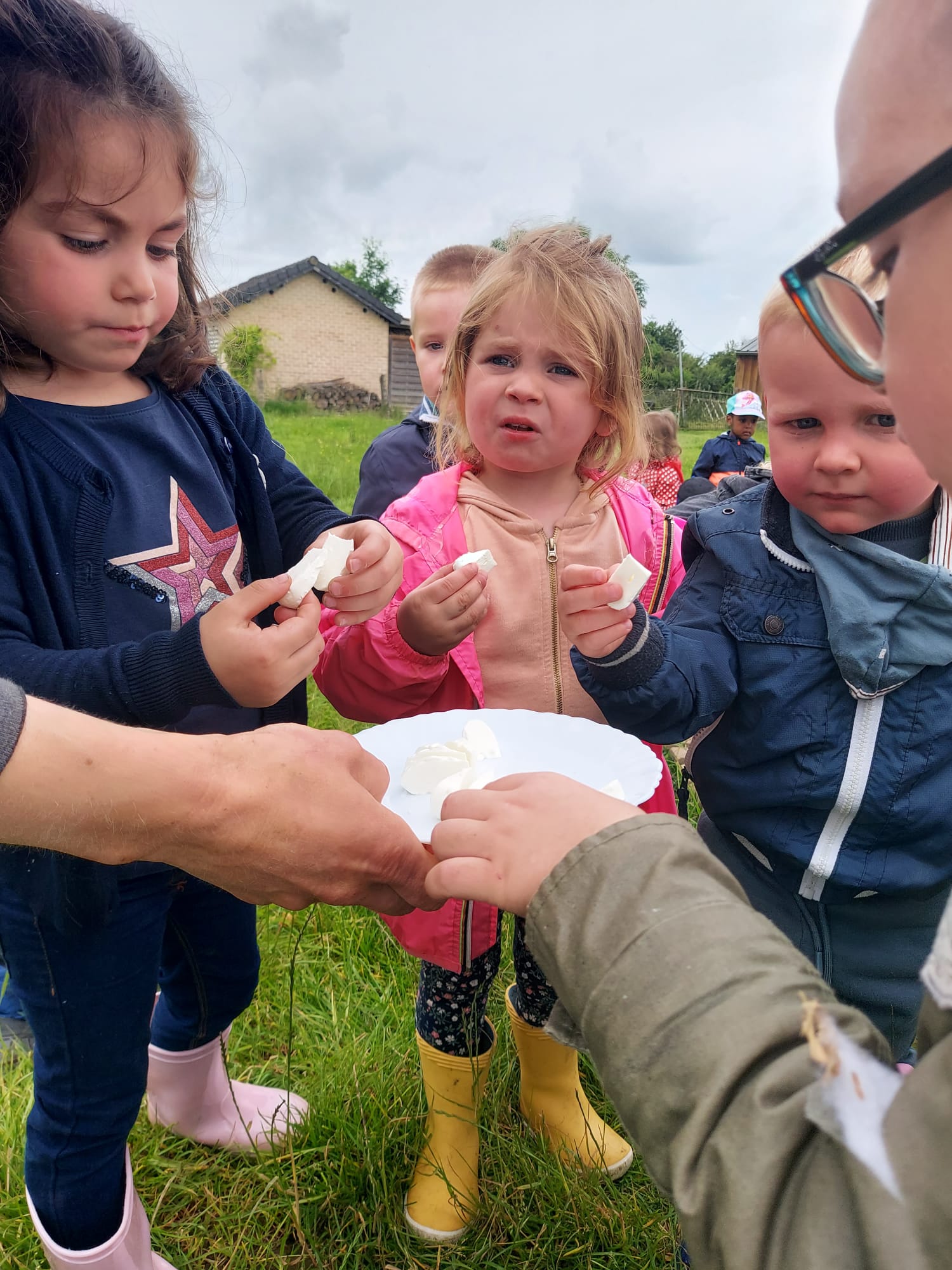 Lire la suite à propos de l’article Notre visite à la chèvrerie (accueil-M1)